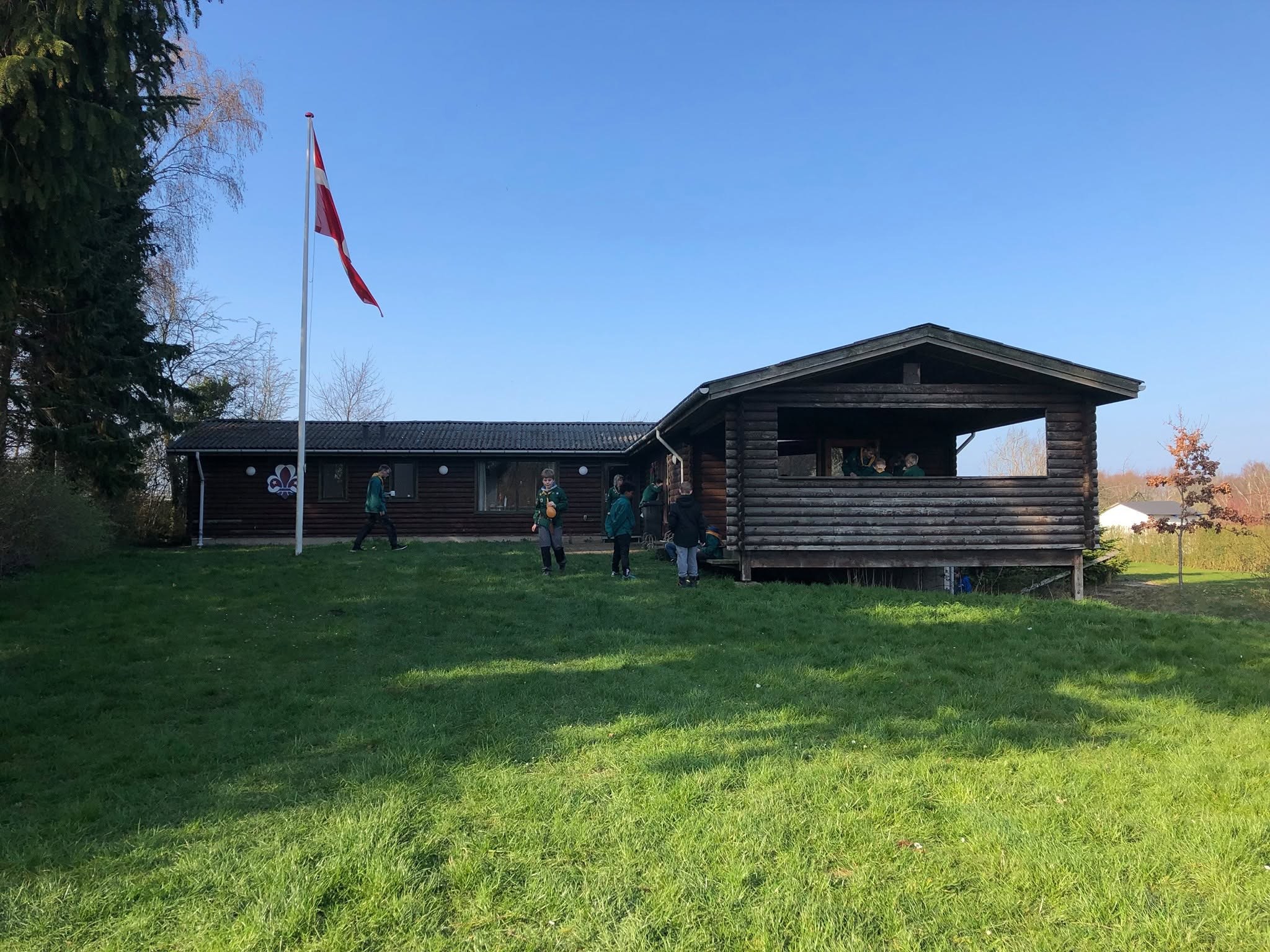 Nordborg Gruppes spejderhytte med flagstang og spejdere